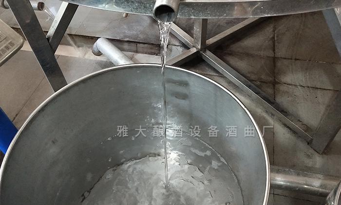 雅大烤酒設(shè)備出酒快，操作簡(jiǎn)單