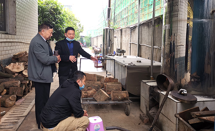 1000型大型釀酒設(shè)備正在蒸酒，劉老師為學(xué)員講解鍋爐的使用700